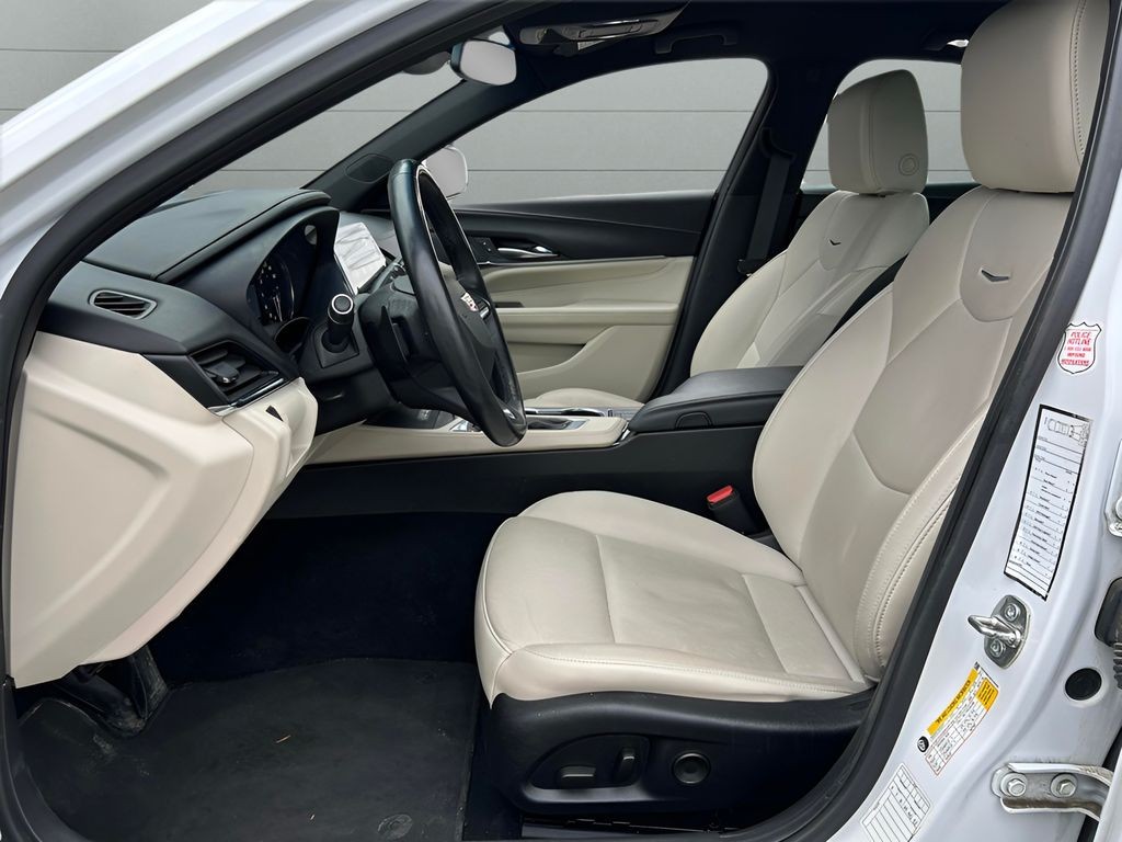 Cadillac CT4 Vehicle Full-screen Gallery Image 12