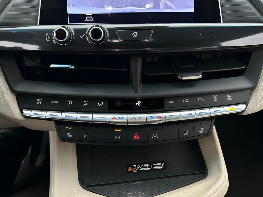 Cadillac CT4 Vehicle Full-screen Gallery Image 18