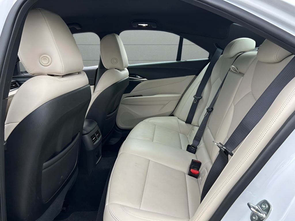 Cadillac CT4 Vehicle Full-screen Gallery Image 21