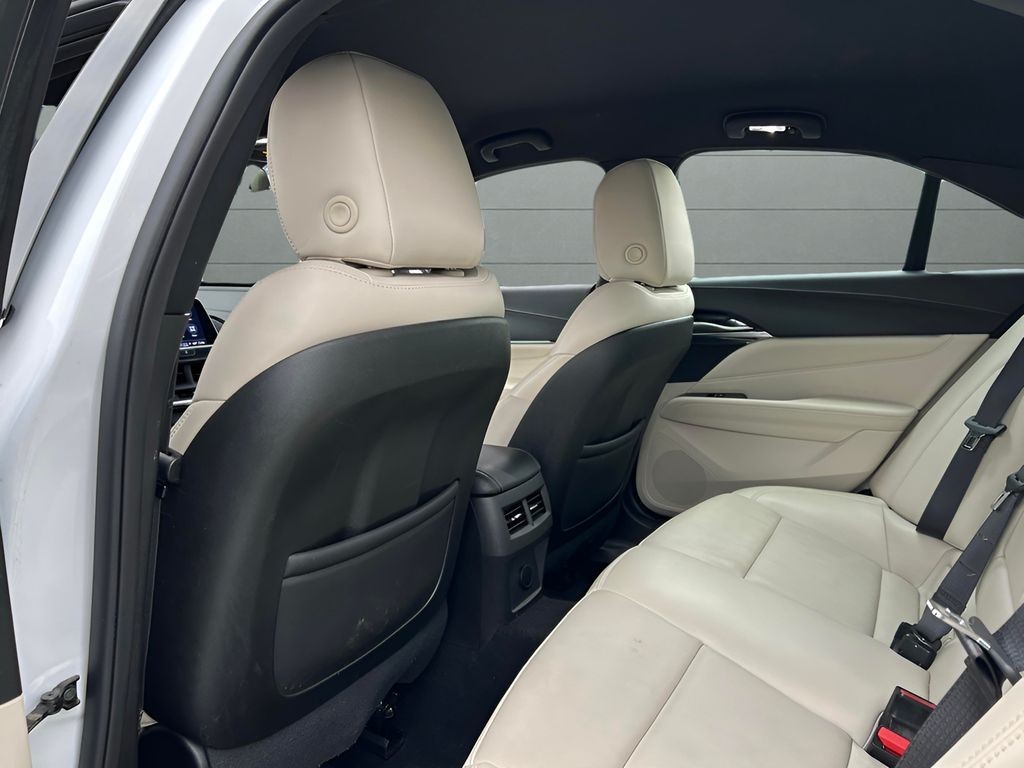 Cadillac CT4 Vehicle Full-screen Gallery Image 22