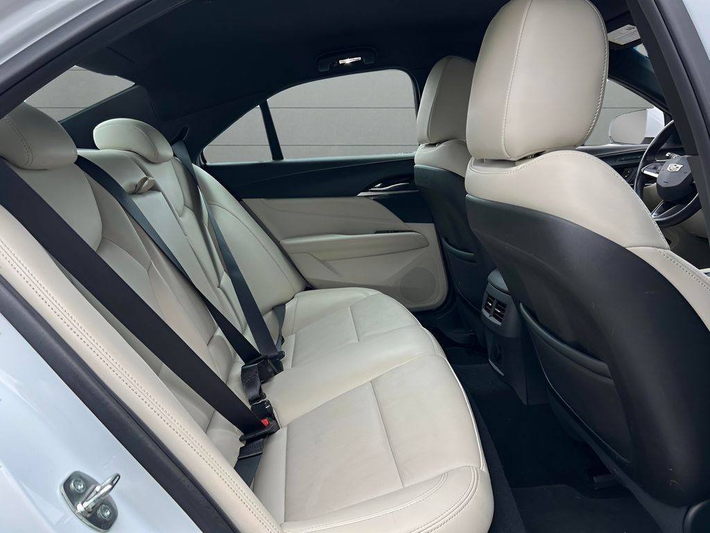 Cadillac CT4 Vehicle Full-screen Gallery Image 26
