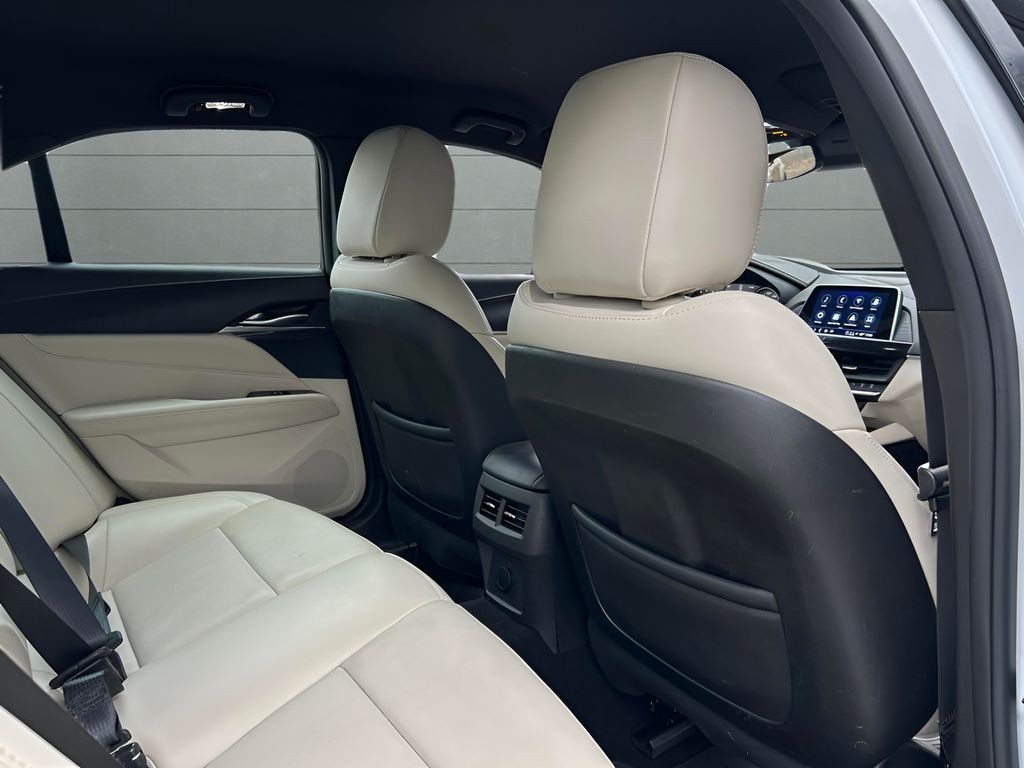 Cadillac CT4 Vehicle Full-screen Gallery Image 27