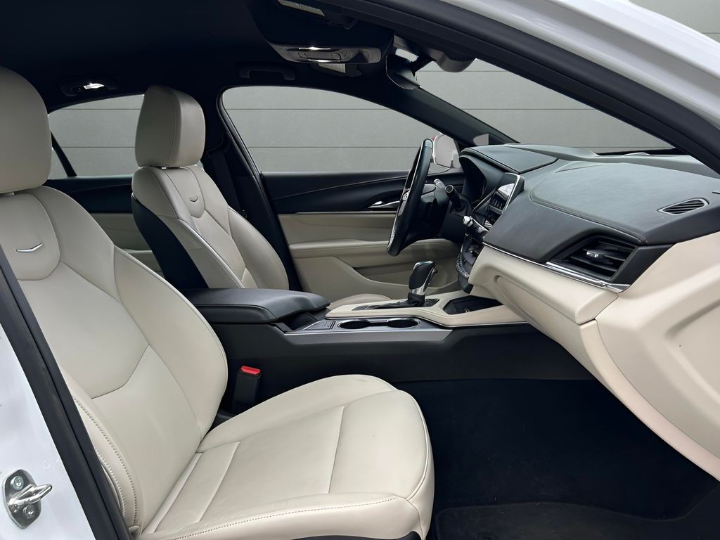 Cadillac CT4 Vehicle Full-screen Gallery Image 29
