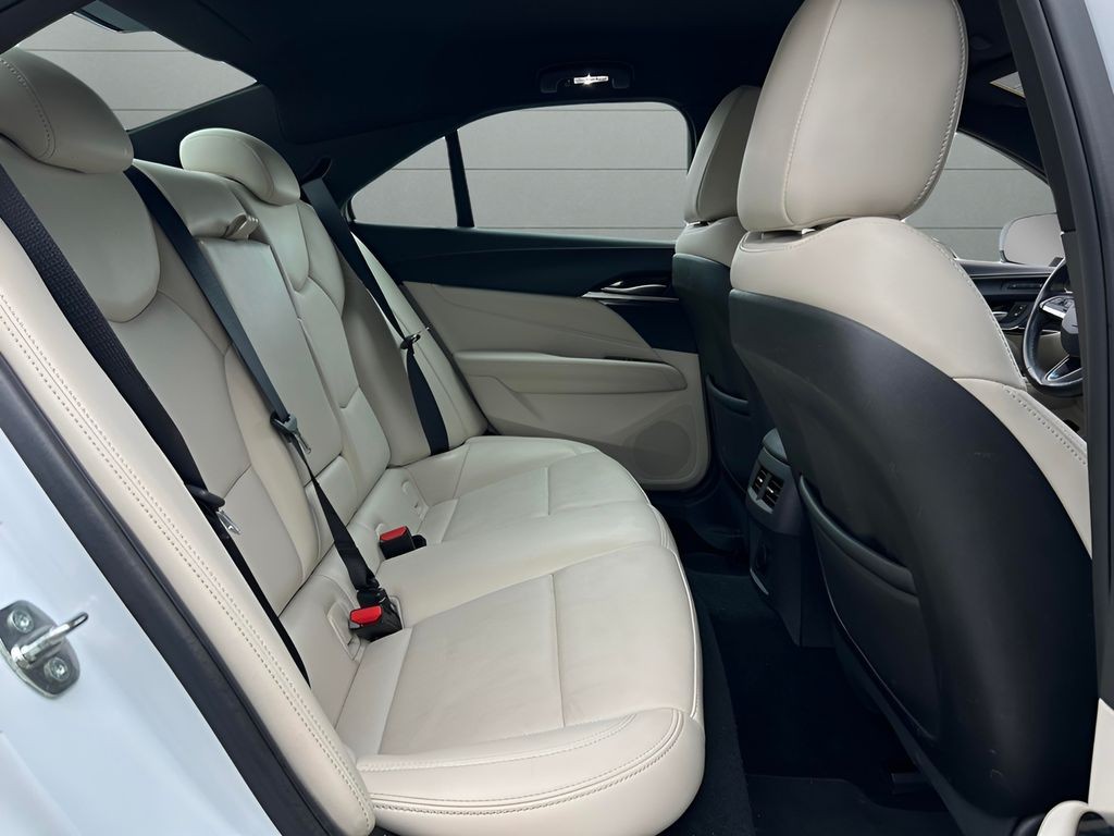 Cadillac CT4 Vehicle Full-screen Gallery Image 31