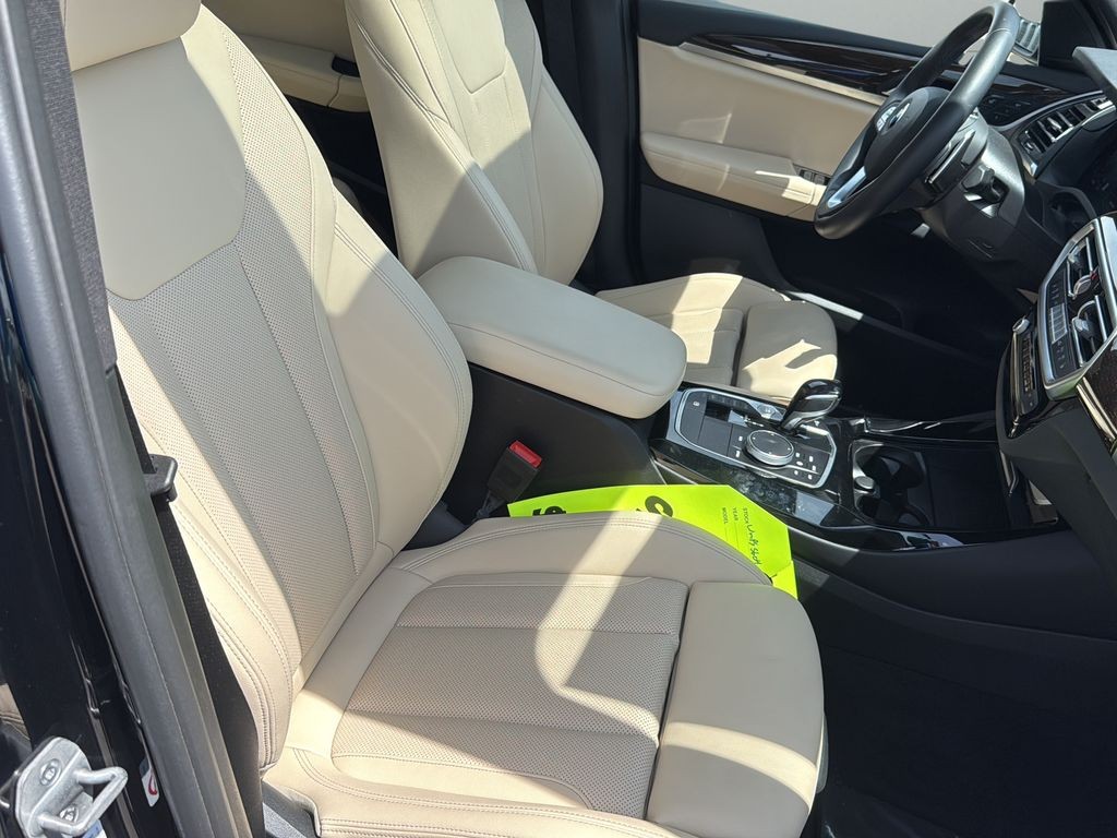BMW X3 Vehicle Full-screen Gallery Image 09