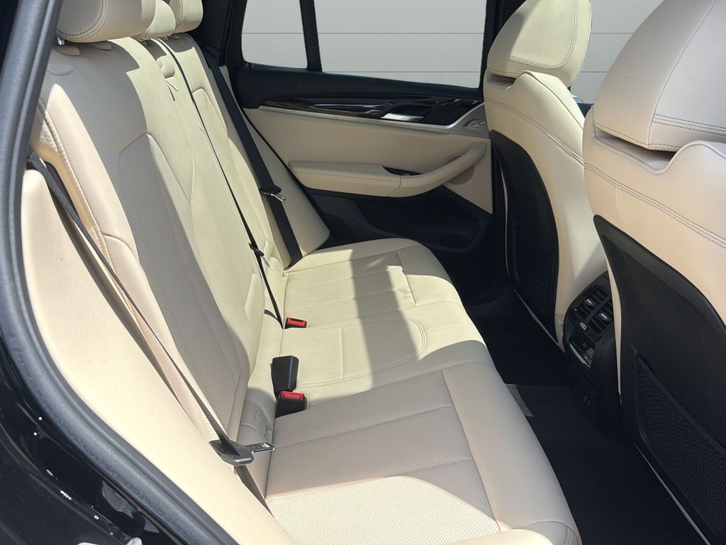 BMW X3 Vehicle Full-screen Gallery Image 10