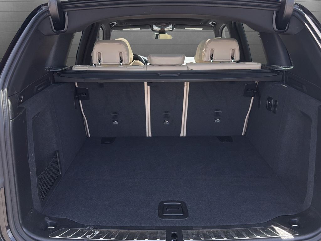BMW X3 Vehicle Full-screen Gallery Image 11