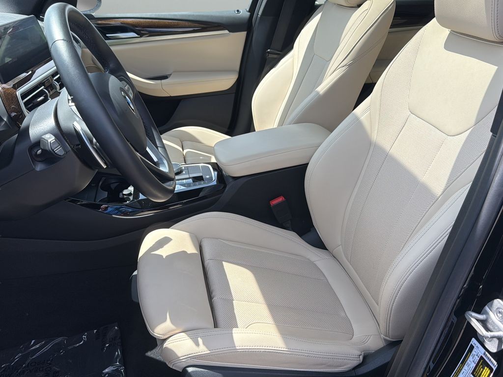BMW X3 Vehicle Full-screen Gallery Image 12