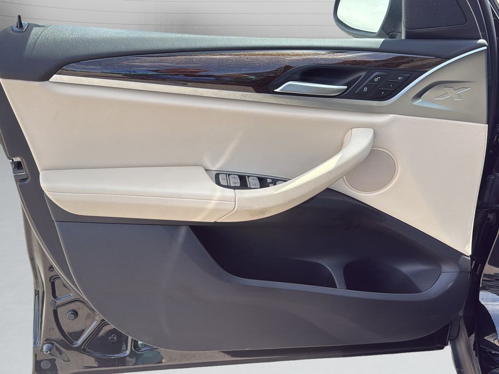 BMW X3 Vehicle Full-screen Gallery Image 15