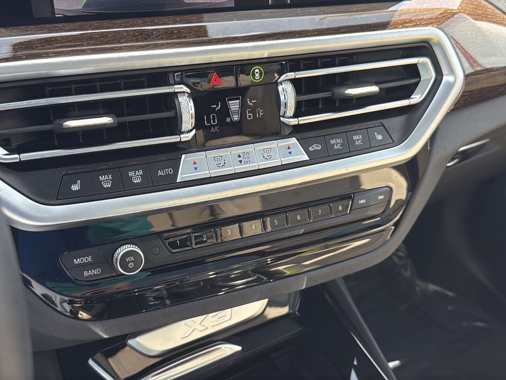 BMW X3 Vehicle Full-screen Gallery Image 21