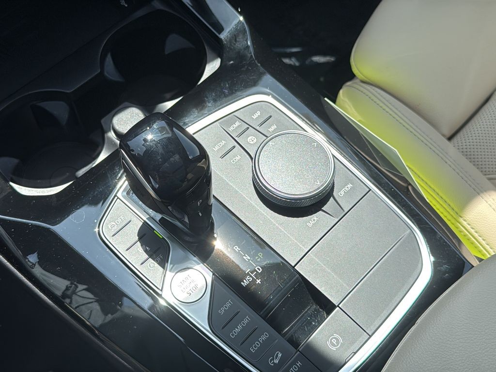 BMW X3 Vehicle Full-screen Gallery Image 22