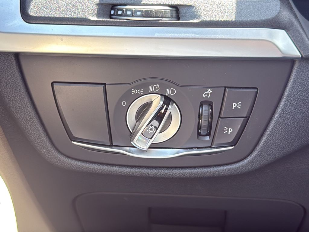 BMW X3 Vehicle Full-screen Gallery Image 24
