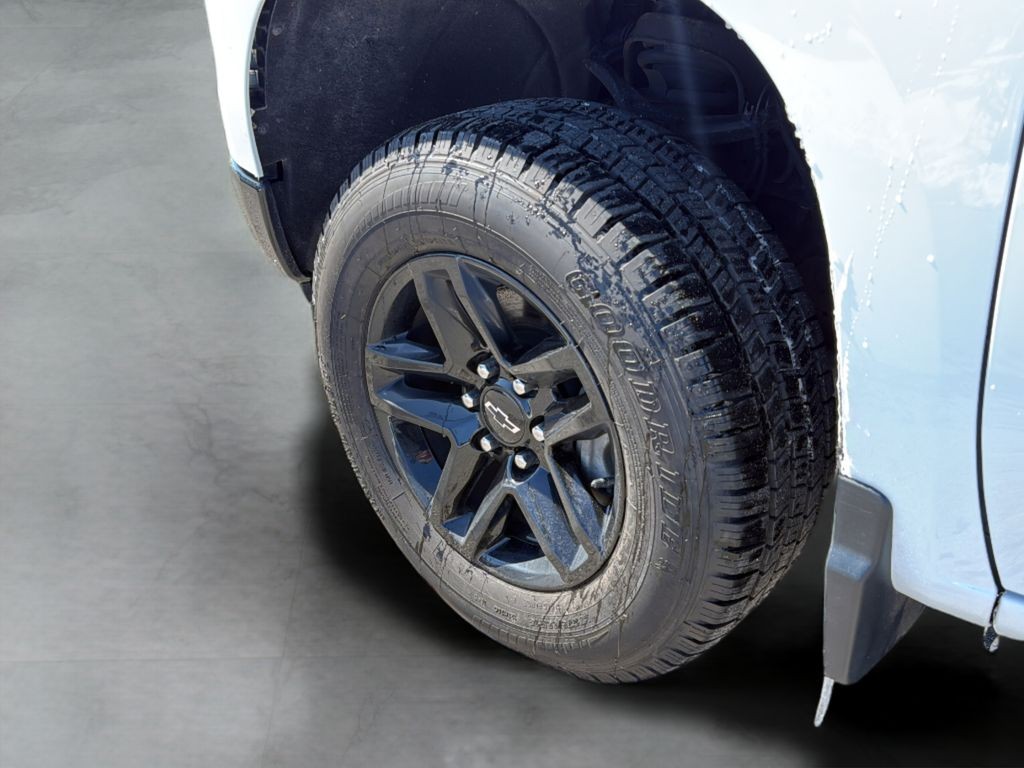 Chevrolet Silverado 1500 Vehicle Full-screen Gallery Image 12
