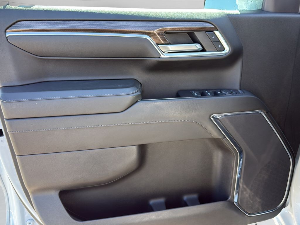 Chevrolet Silverado 1500 Vehicle Full-screen Gallery Image 16