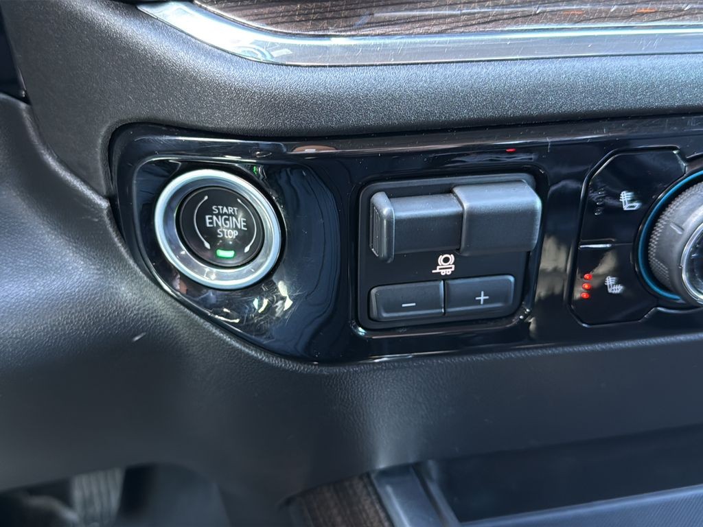 Chevrolet Silverado 1500 Vehicle Full-screen Gallery Image 24