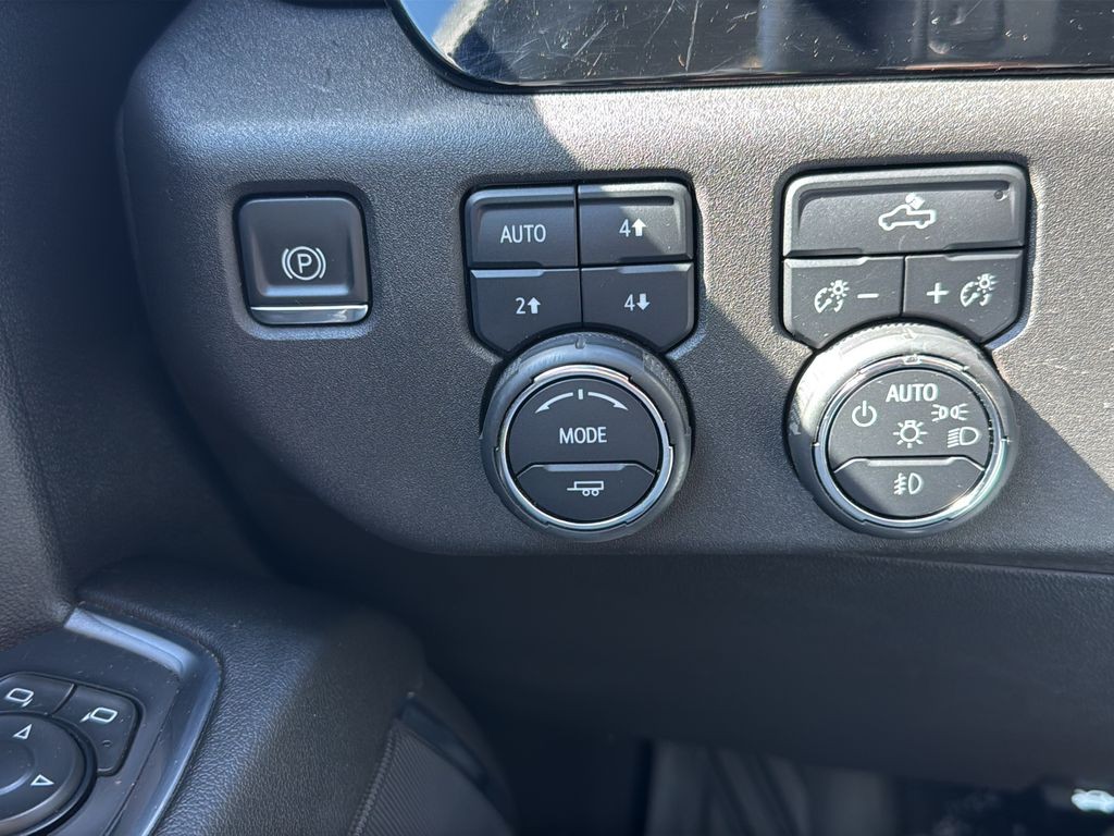 Chevrolet Silverado 1500 Vehicle Full-screen Gallery Image 27