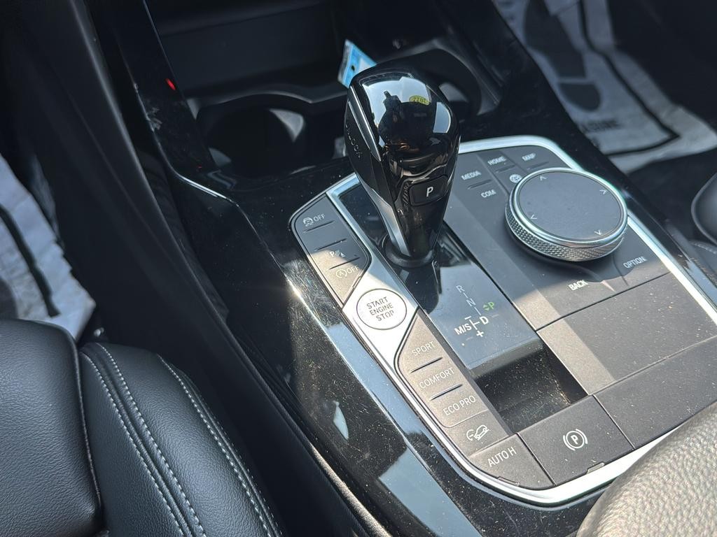 BMW X3 Vehicle Full-screen Gallery Image 13