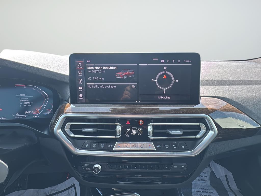 BMW X3 Vehicle Full-screen Gallery Image 14