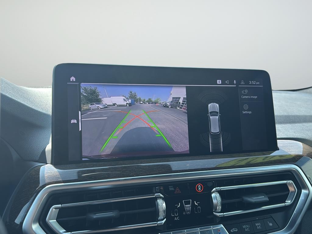 BMW X3 Vehicle Full-screen Gallery Image 15