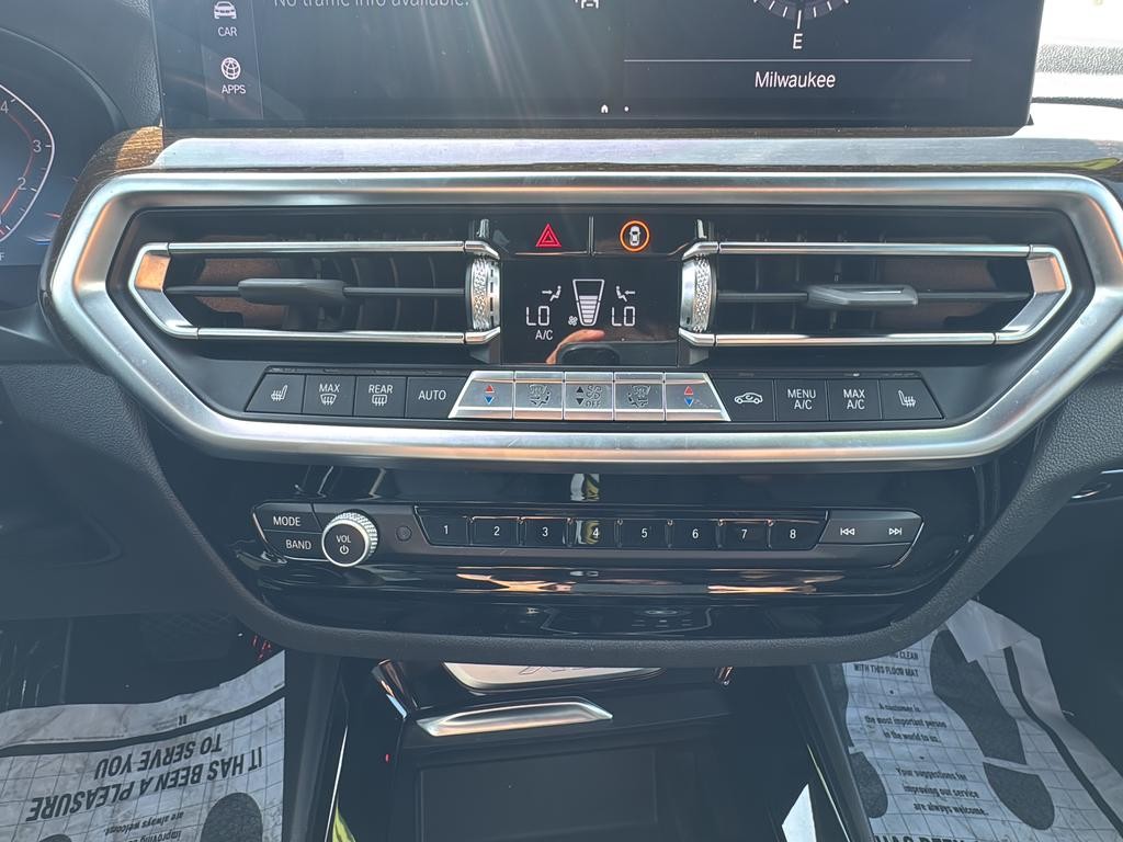 BMW X3 Vehicle Full-screen Gallery Image 21