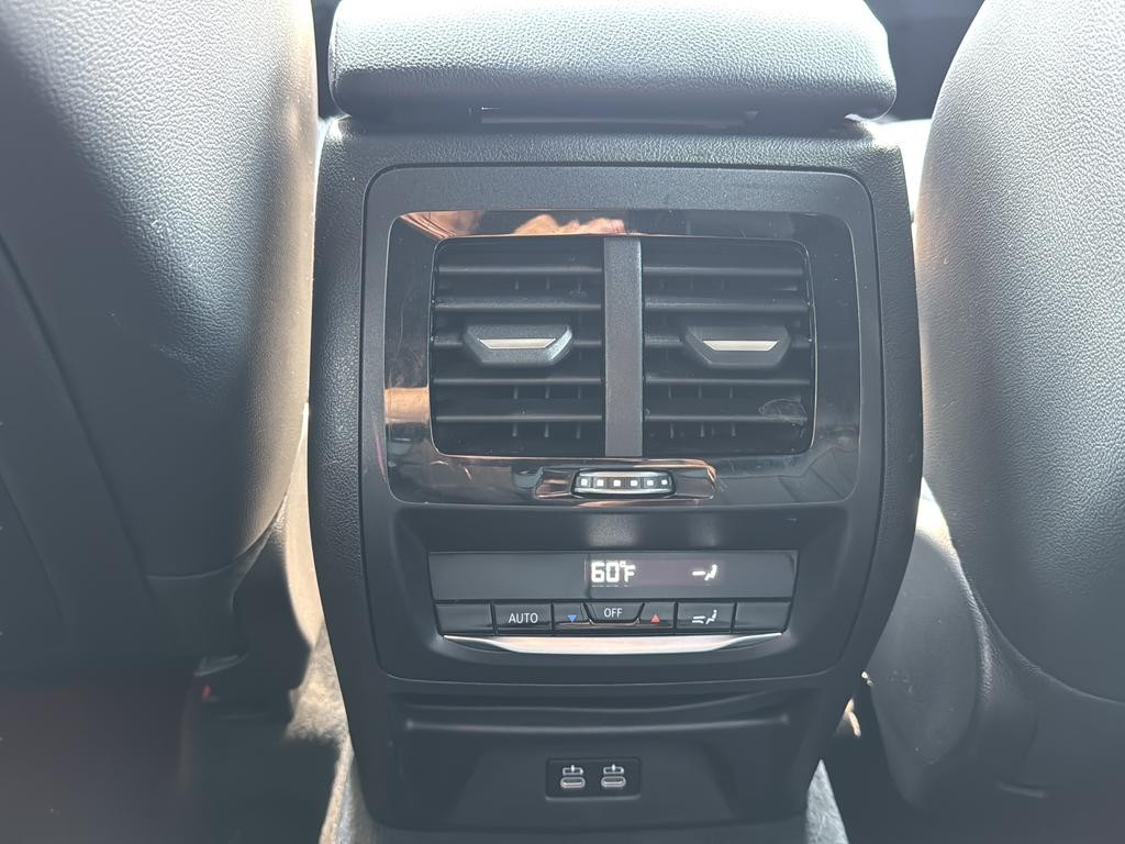 BMW X3 Vehicle Full-screen Gallery Image 29