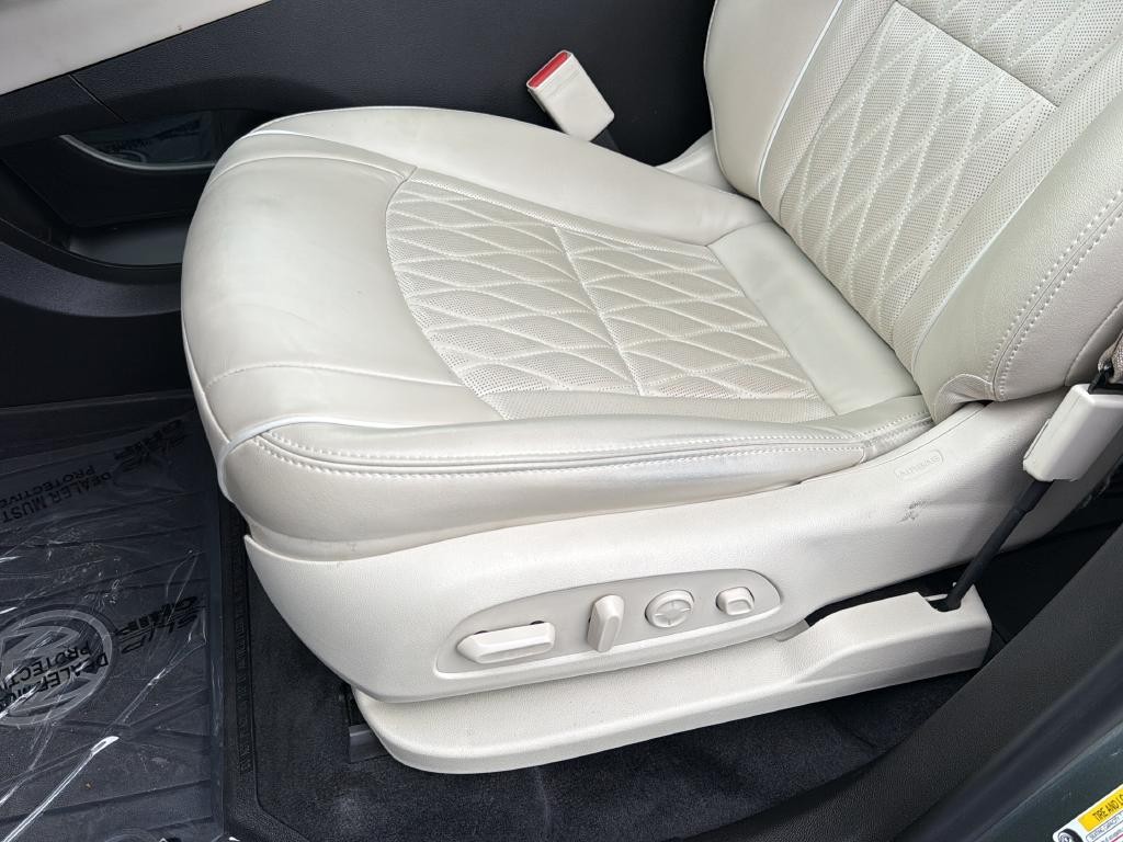 Buick Enclave Vehicle Full-screen Gallery Image 18