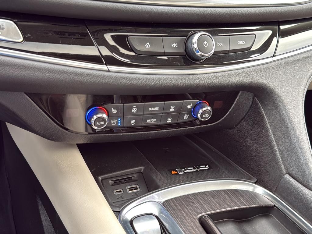Buick Enclave Vehicle Full-screen Gallery Image 21