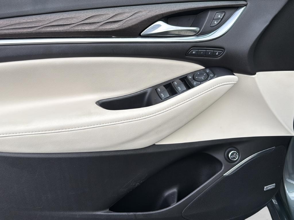 Buick Enclave Vehicle Full-screen Gallery Image 24