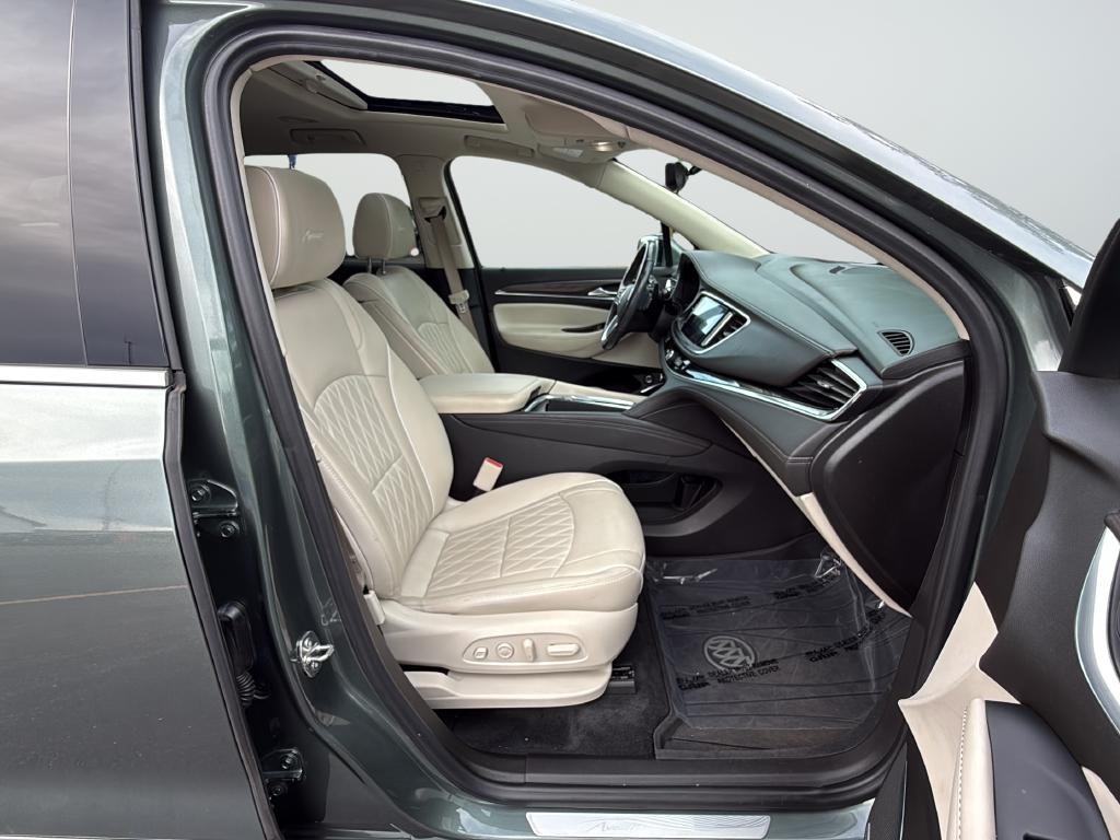 Buick Enclave Vehicle Full-screen Gallery Image 26