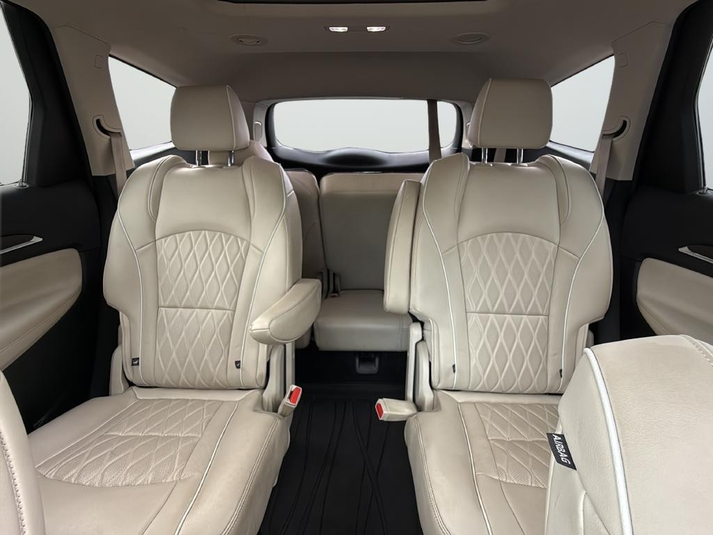 Buick Enclave Vehicle Full-screen Gallery Image 29