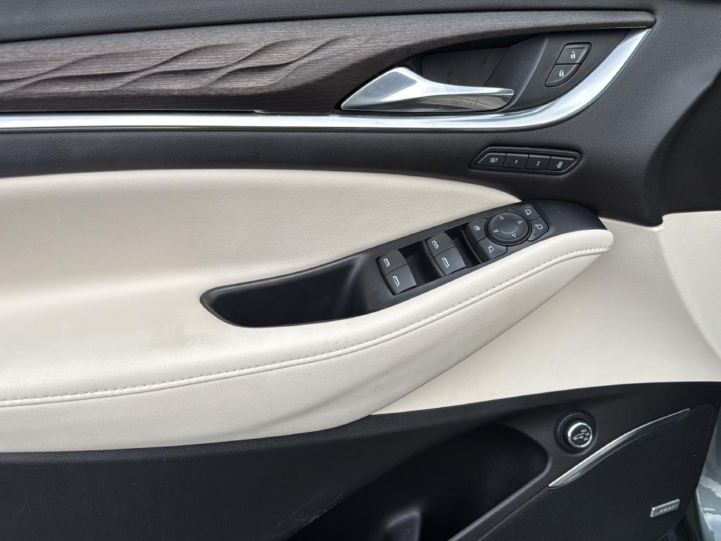 Buick Enclave Vehicle Full-screen Gallery Image 34