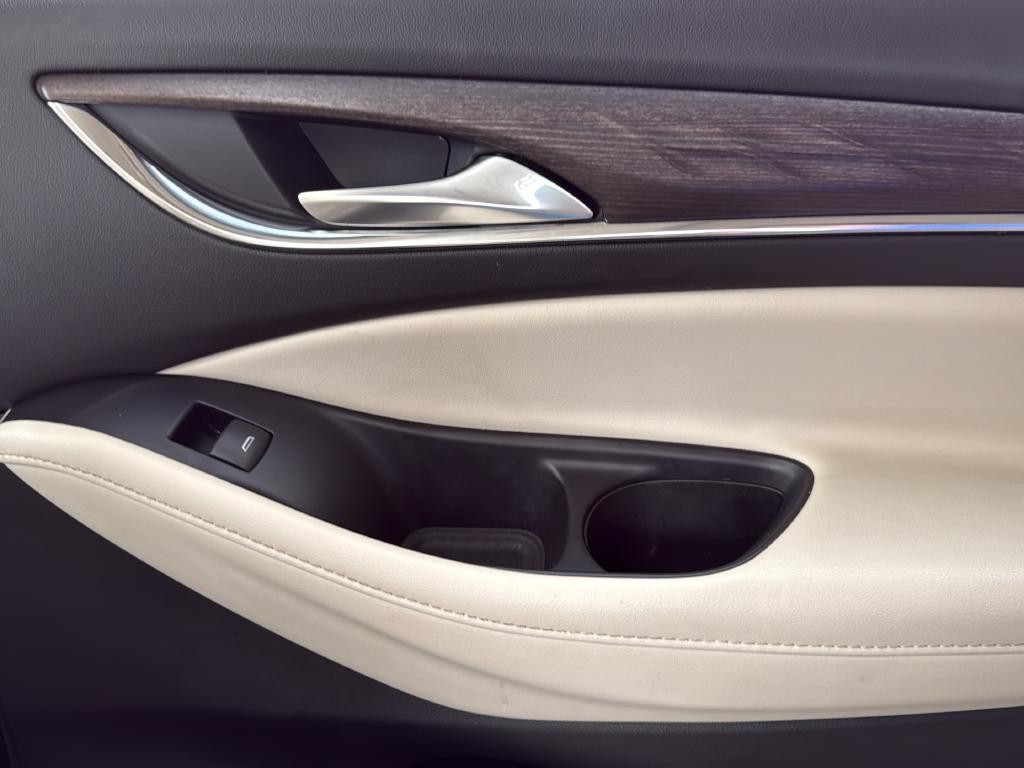 Buick Enclave Vehicle Full-screen Gallery Image 43