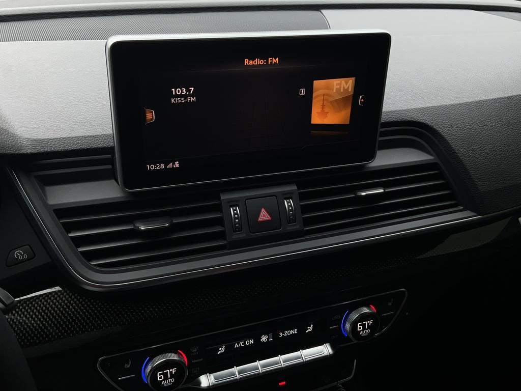 Audi SQ5 Vehicle Full-screen Gallery Image 14
