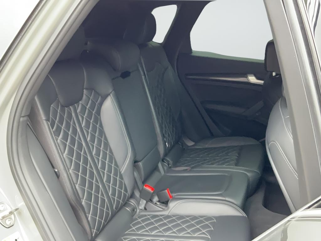 Audi SQ5 Vehicle Full-screen Gallery Image 25