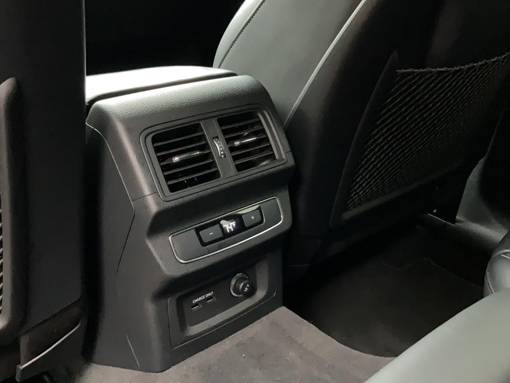 Audi SQ5 Vehicle Full-screen Gallery Image 34