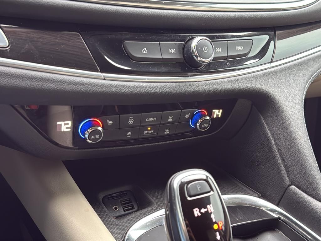 Buick Enclave Vehicle Full-screen Gallery Image 21