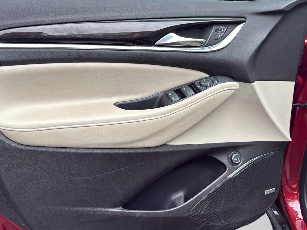 Buick Enclave Vehicle Full-screen Gallery Image 24