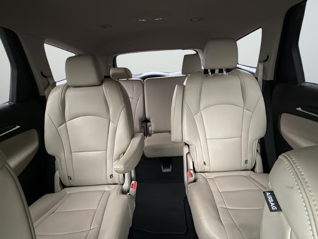 Buick Enclave Vehicle Full-screen Gallery Image 29