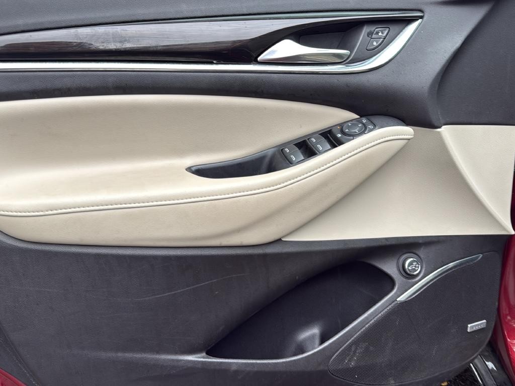 Buick Enclave Vehicle Full-screen Gallery Image 34