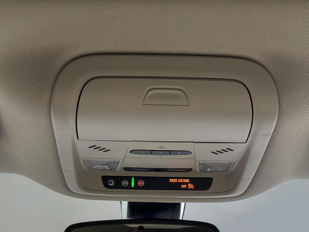 Buick Enclave Vehicle Full-screen Gallery Image 40