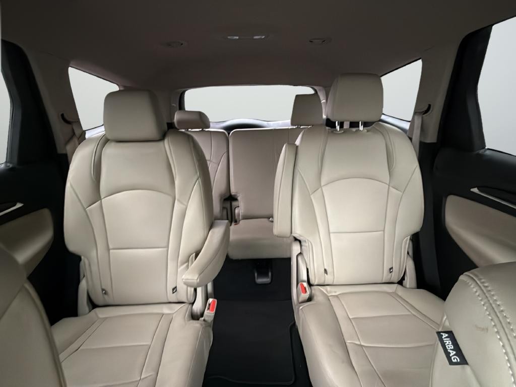 Buick Enclave Vehicle Full-screen Gallery Image 46