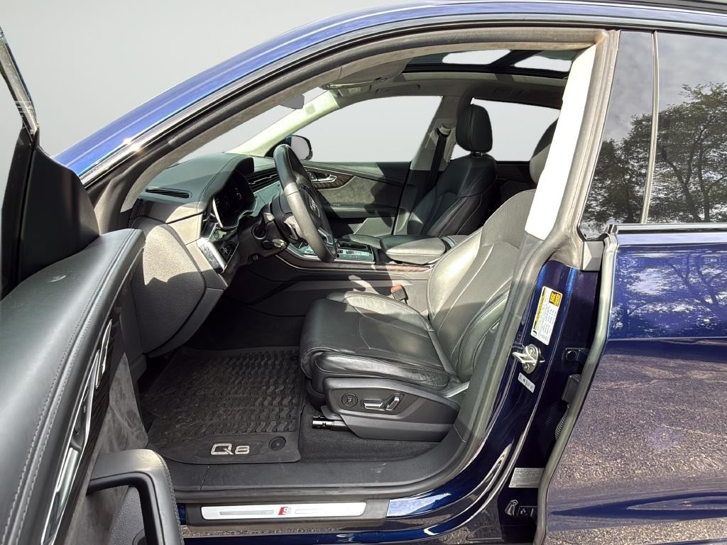 Audi Q8 Vehicle Full-screen Gallery Image 10