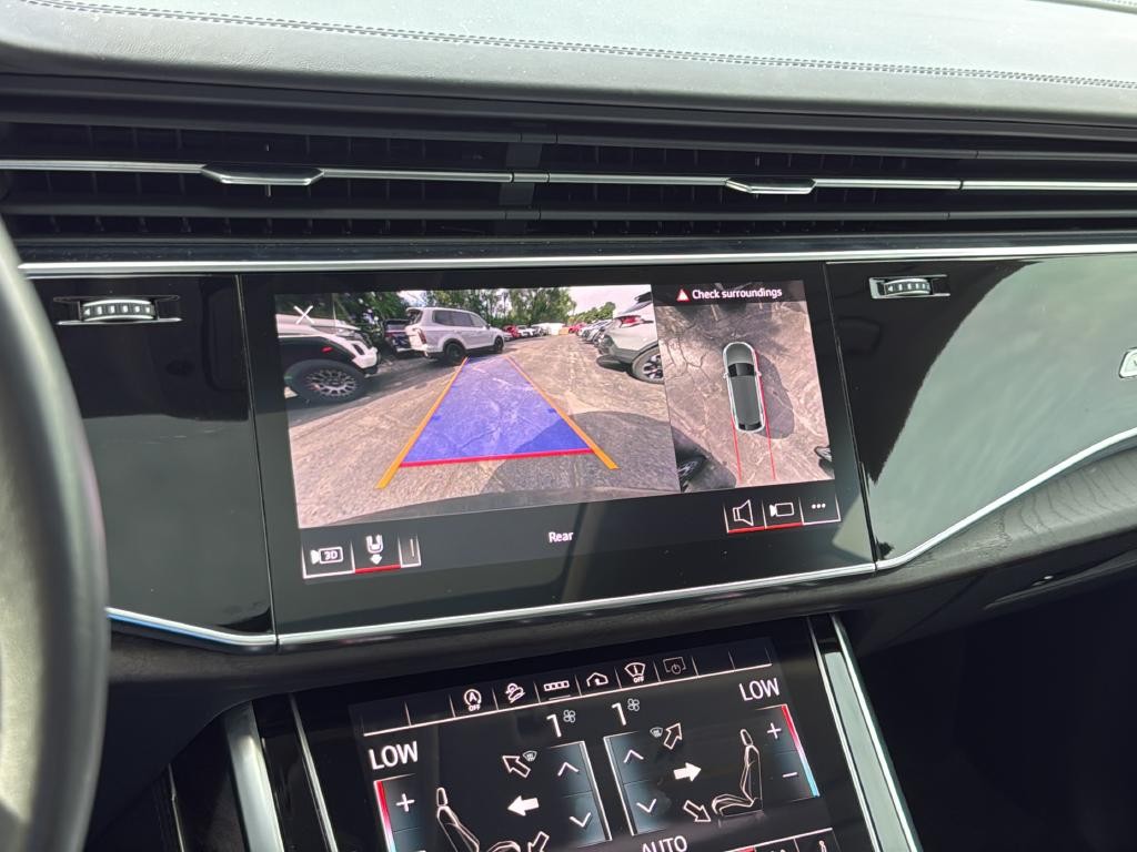 Audi Q8 Vehicle Full-screen Gallery Image 15