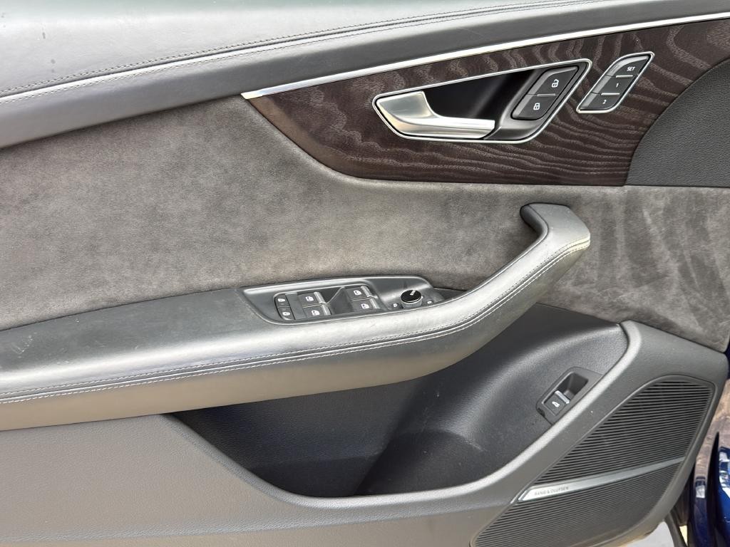 Audi Q8 Vehicle Full-screen Gallery Image 24