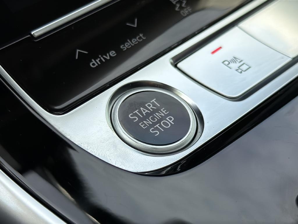 Audi Q8 Vehicle Full-screen Gallery Image 30