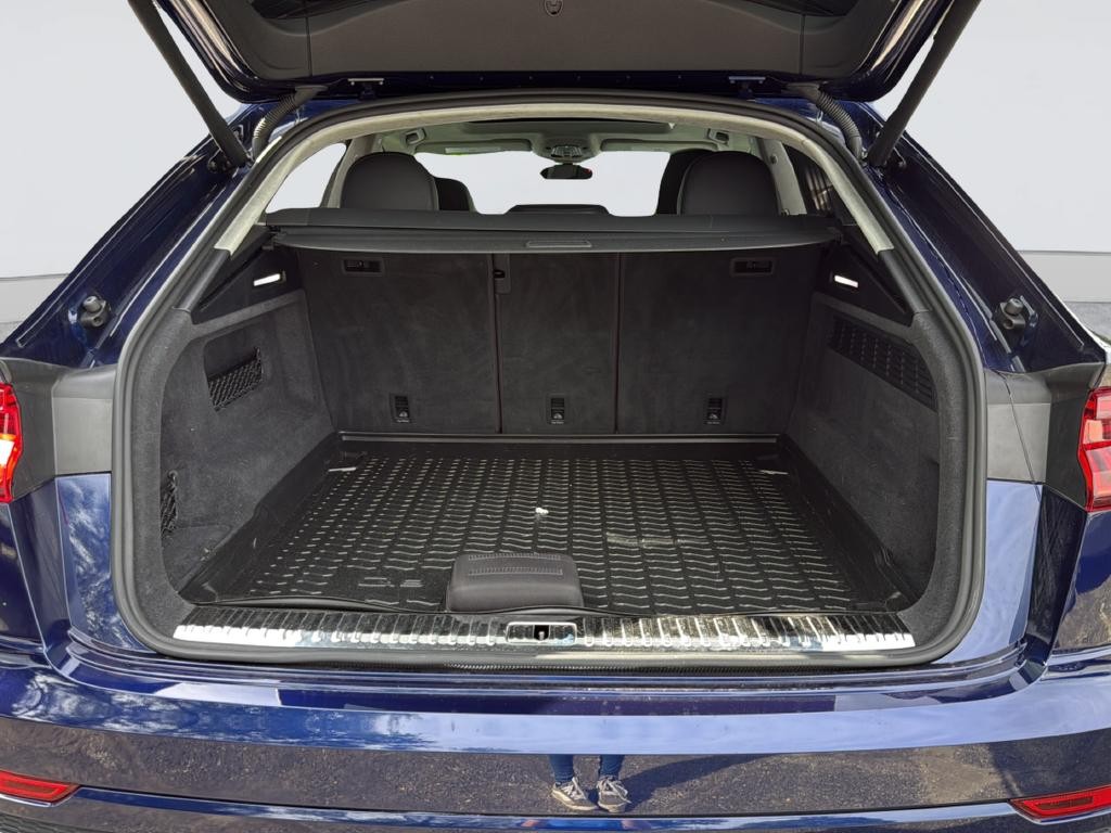 Audi Q8 Vehicle Full-screen Gallery Image 31