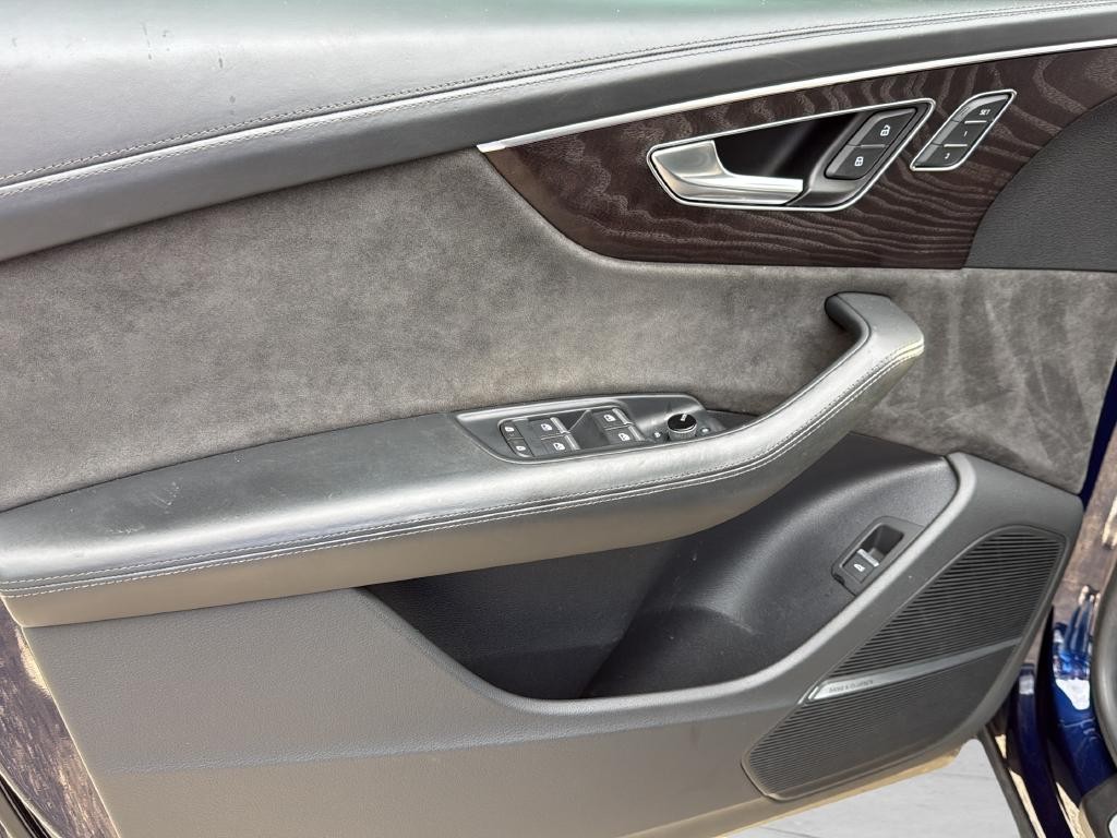 Audi Q8 Vehicle Full-screen Gallery Image 34