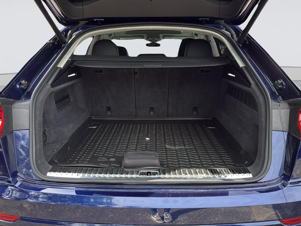 Audi Q8 Vehicle Full-screen Gallery Image 35