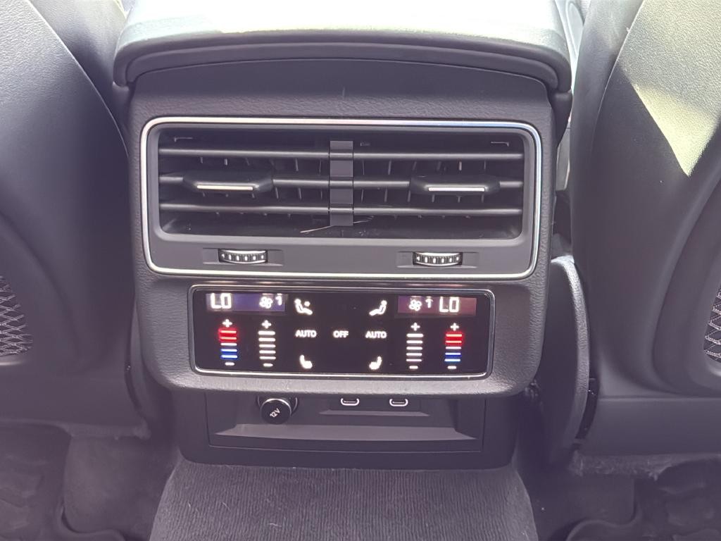 Audi Q8 Vehicle Full-screen Gallery Image 41