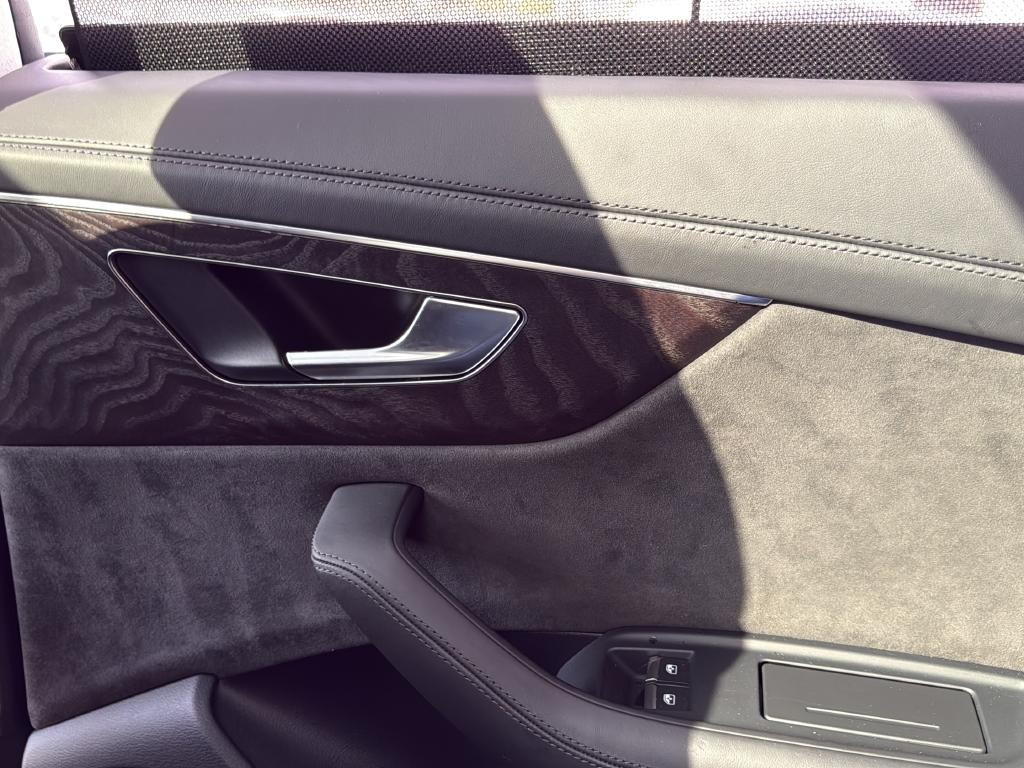 Audi Q8 Vehicle Full-screen Gallery Image 43